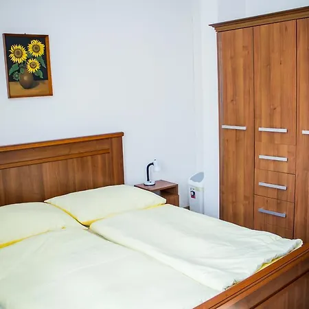Akacliget Vendeghaz Es Major Pensjonat Ofeherto